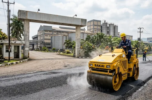 Proses pemadatan aspal hotmix menggunakan tandem roller pada proyek pengaspalan jalan di Purwakarta