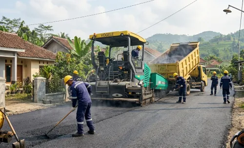 Proses pengaspalan jalan desa di Sumedang dengan asphalt finisher, dump truck oleh jasa pengaspalan sumedang