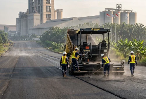 Tim jasa pengaspalan Purwakarta sedang mengerjakan proyek hotmix di jalan akses kawasan industri